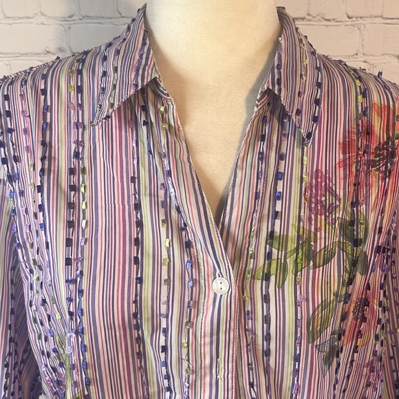 Petite Medium 3/4 sleeve button down blouse. Perfect spring and summer blouse - Picture 2 of 6